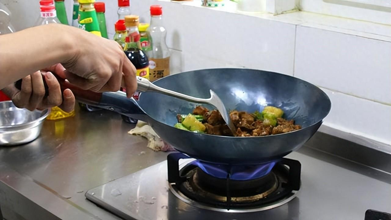 铁锅刚炒完菜为什么不能用水冲洗？多亏行家提醒，差点犯大错！