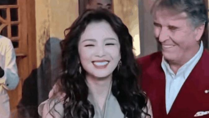 明星云集BC晚宴，刘涛全程紧挨大佬稳居C位，章子怡表情耐人寻味