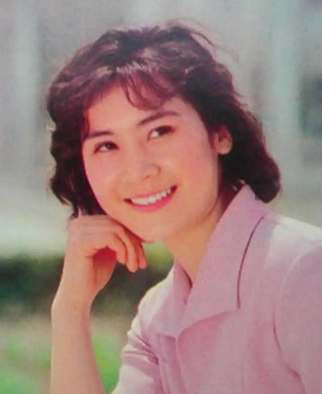 她是国家一级演员，正军级待遇，33岁离婚至今单身，66岁气质不凡