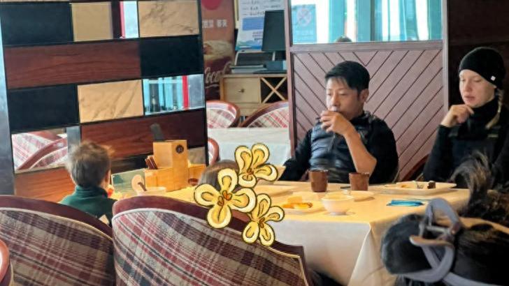 撒贝宁带孩子滑雪，疲惫的瘫坐椅子上，妻子李白休息也端庄优雅