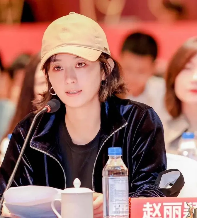 赵丽颖视后获奖后早起开会,素颜炸毛嫩回学生时代,睡眼惺忪也迷人