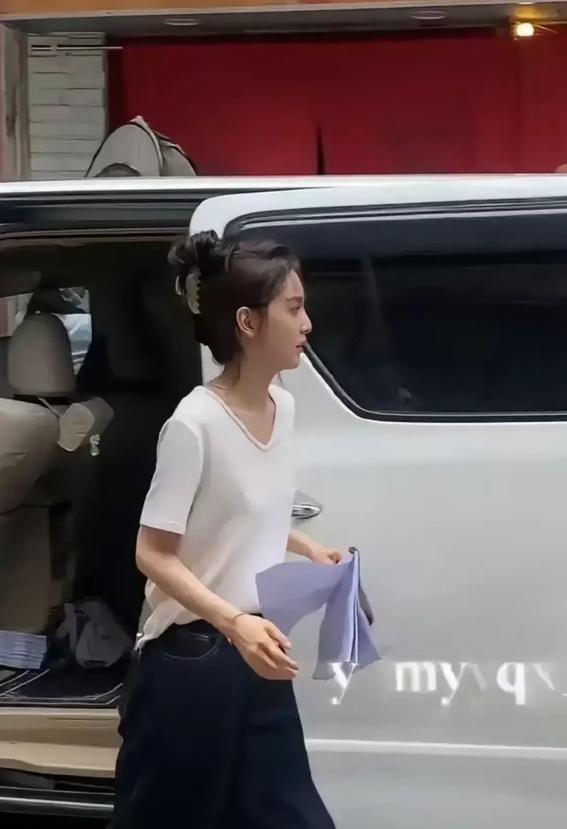 《难哄》她瘦成纸片人,一段跳舞戏暴露身材,女星为了上镜太拼了