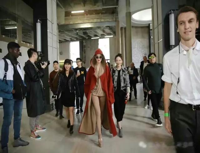 早期的张馨予果然真是“大号的水蜜桃”,她的这些造型谁都顶不住