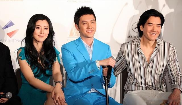 当62岁费翔同框44岁冯绍峰,才知真帅和装帅差距有多大