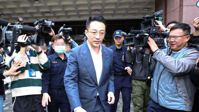 汪小菲终于学聪明了！出庭暗示大S婚内出轨，女方回应显心虚