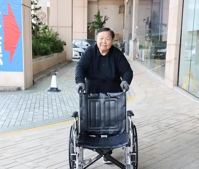 76岁老戏骨晚年凄凉,住养老院月领1.5万救济金,瘦54斤儿女不管