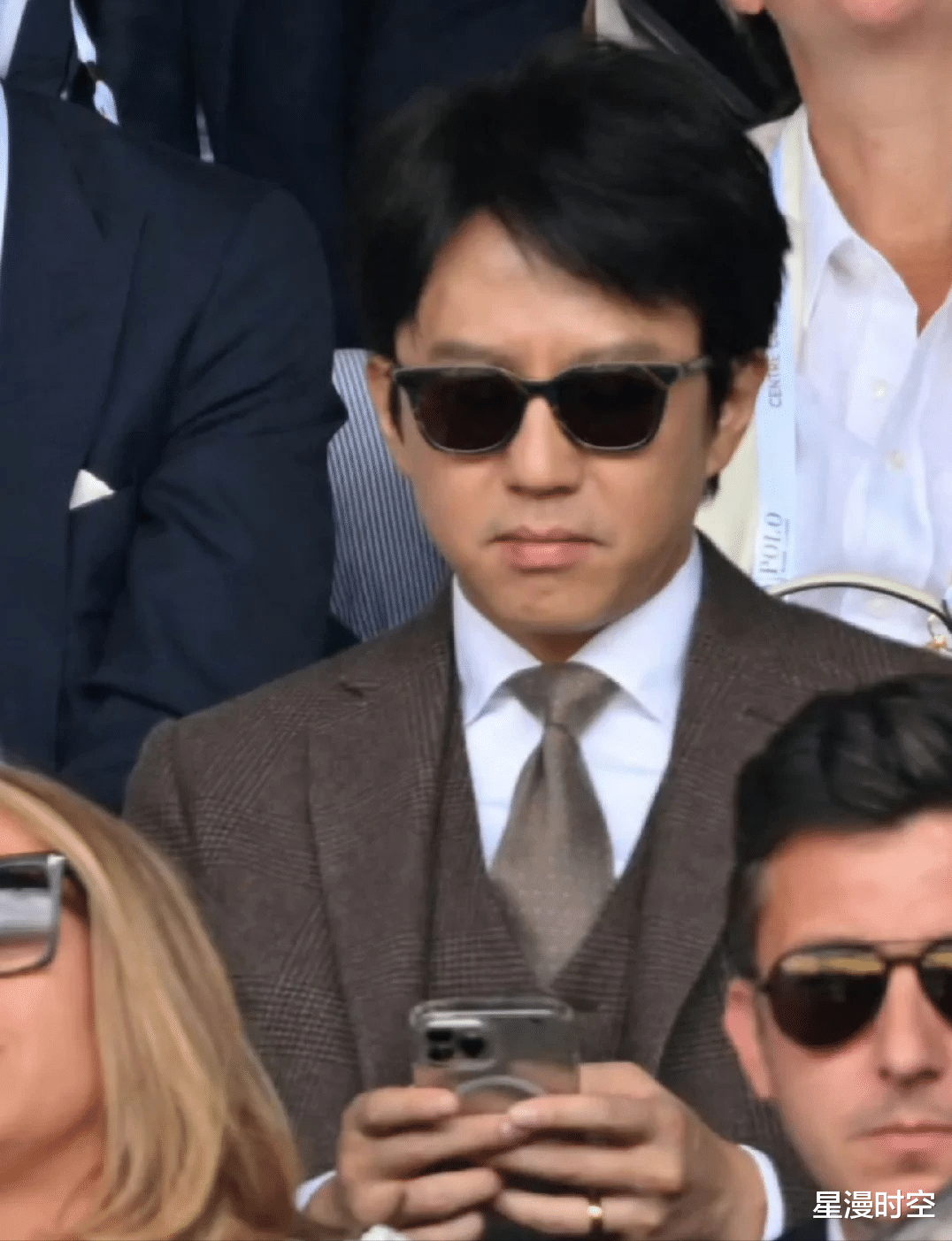 邓超孙俪一家四口看温网,娘娘换了发型好美!12岁等等气质出众