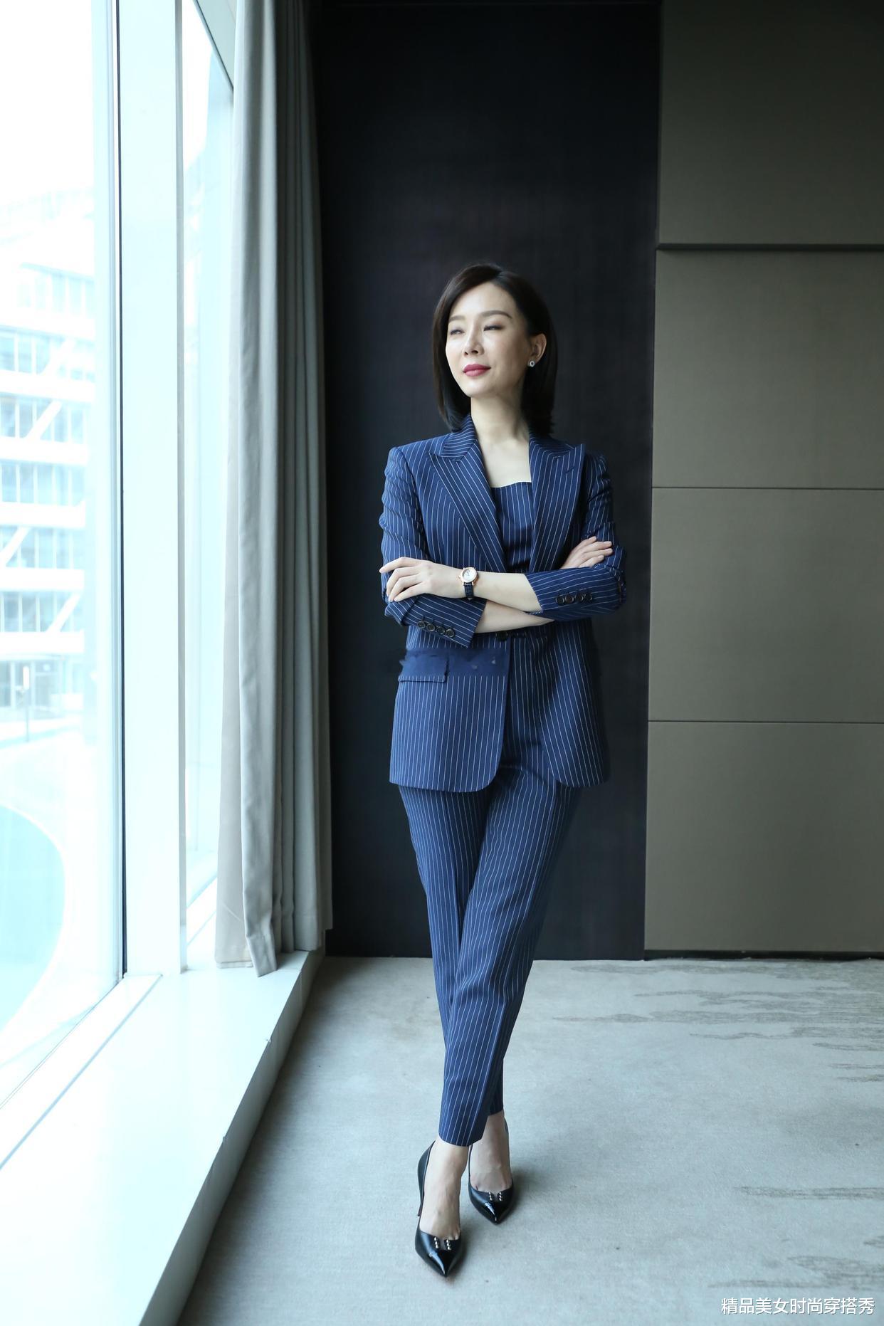 职场女性的优雅装扮，宝蓝色条纹西服套装的魅力