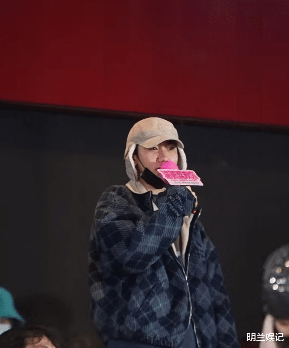 狗仔曝光了！汪苏泷玩的真花，8天夜会3美女，风格不同，更多内幕