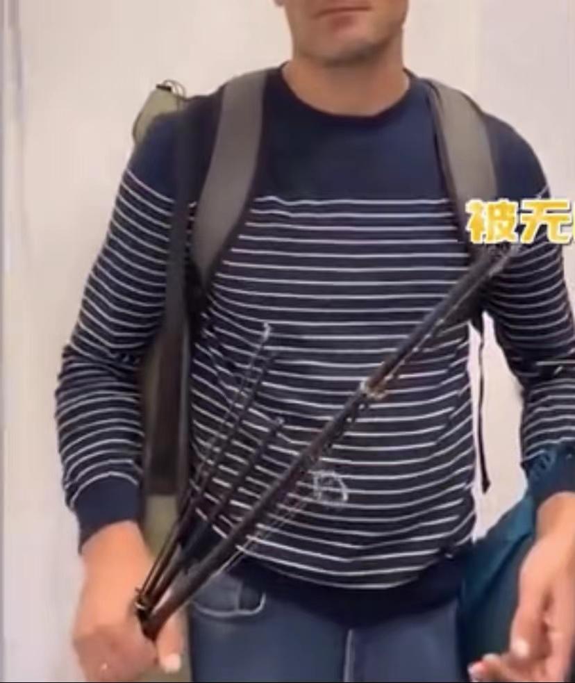男子新买一套钓鱼工具去钓鱼，回家被老婆无情嘲讽，看桶里绷不住