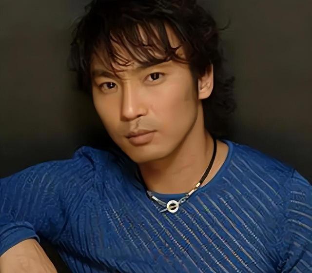 毁容|陈少华：春晚一曲成名，却被伴舞恶意伤害毁容，如今怎么样了？