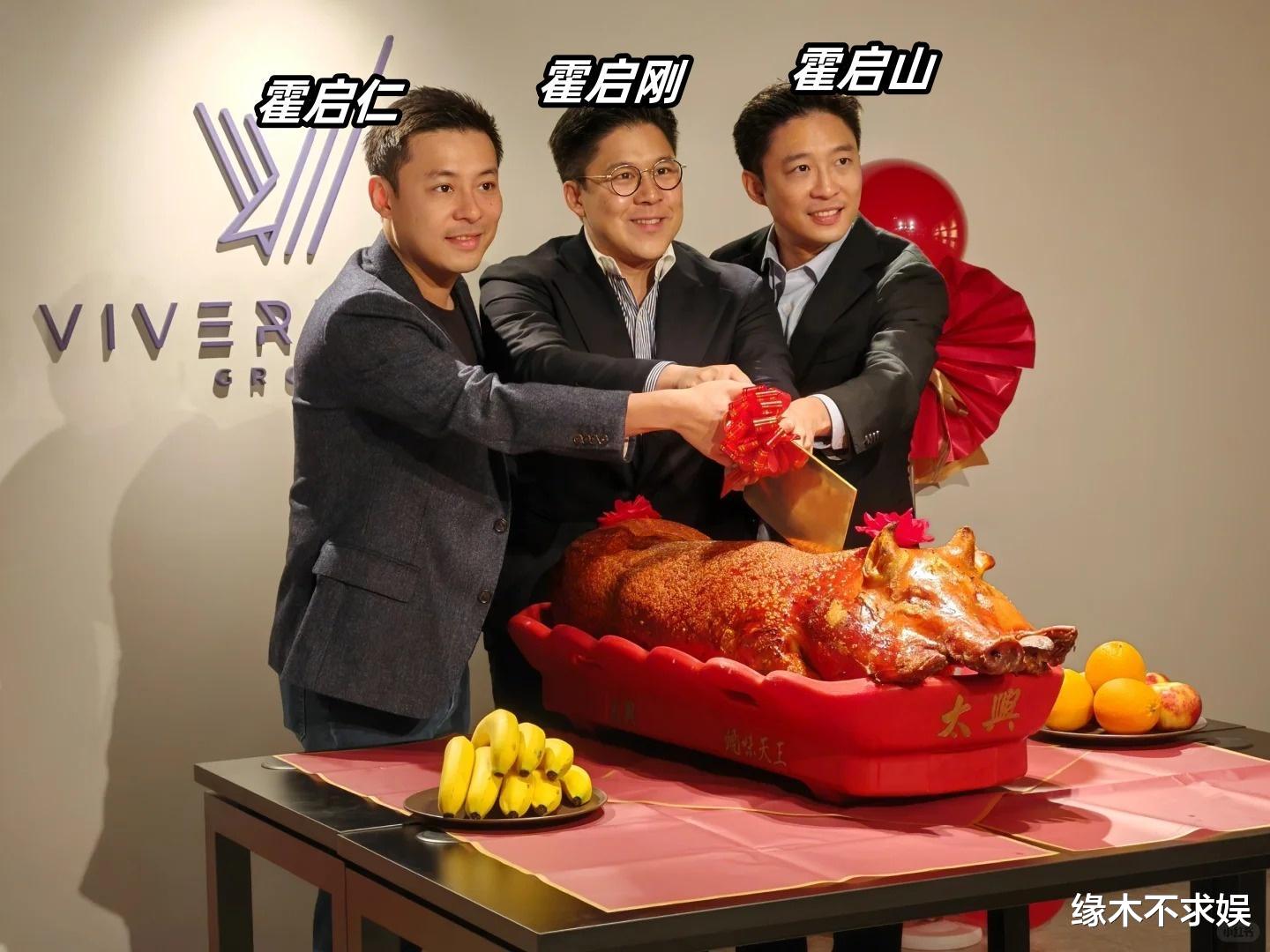 霍启仁携未婚妻亮相生日,女方浑身金饰,和大14岁阿sa同框显成熟