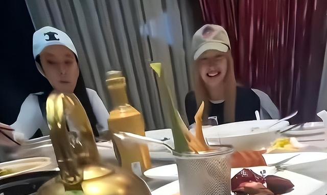 33岁郑爽现状,滞留美国又胖又秃,弃养孩子,卑微和白男吃饭敬