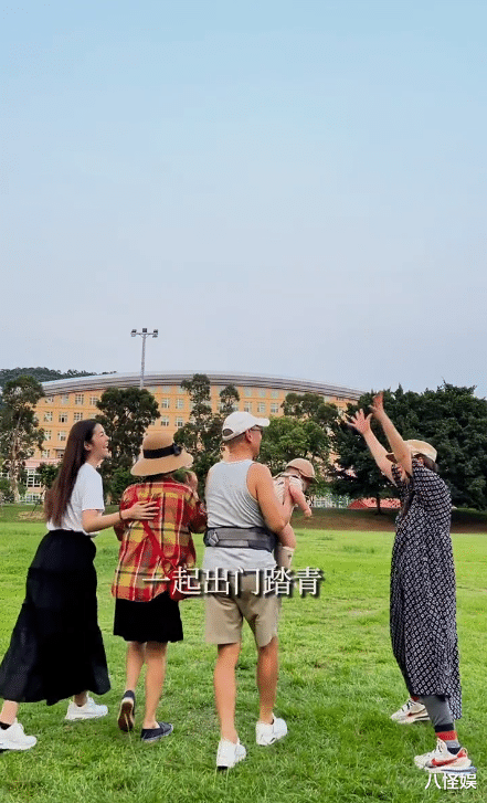 任家萱和父母带儿子游玩,73岁任爸高举二十多斤小外孙,满满宠溺