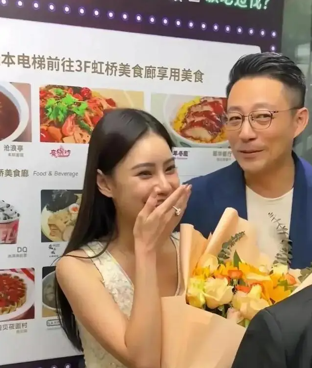 刚刚张兰直播爆猛料!儿媳马筱梅怀上双胞胎!大S评论区炸开锅了！