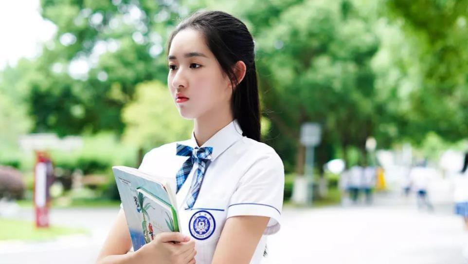 王玉雯校服剧被要求下架，网友评论，谁家校服这么透。