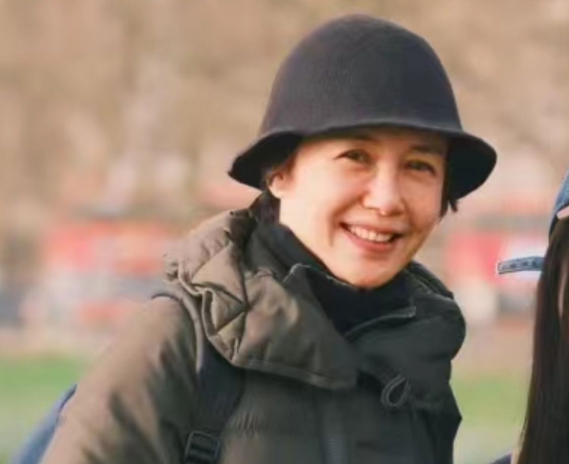 蒋雯丽现身英国眼下垂有皱纹！被曝常住国外，儿子移民养女是弃婴