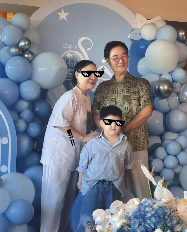 沈腾带家人吃年夜饭,沈腾紧抱6岁儿子,老婆王琦穿新中式很漂亮