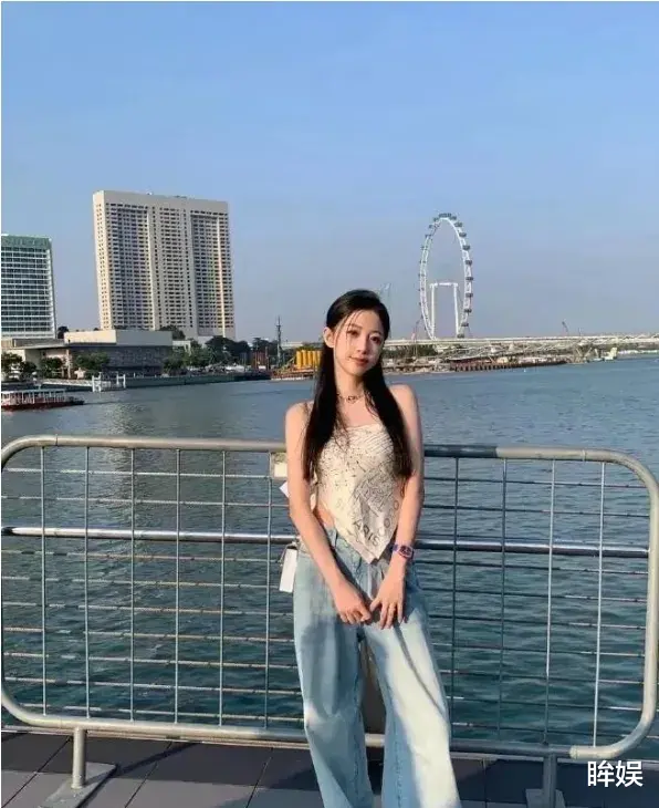 潘玮柏28岁娇妻穿一条丝巾当上衣，好身材展露无遗