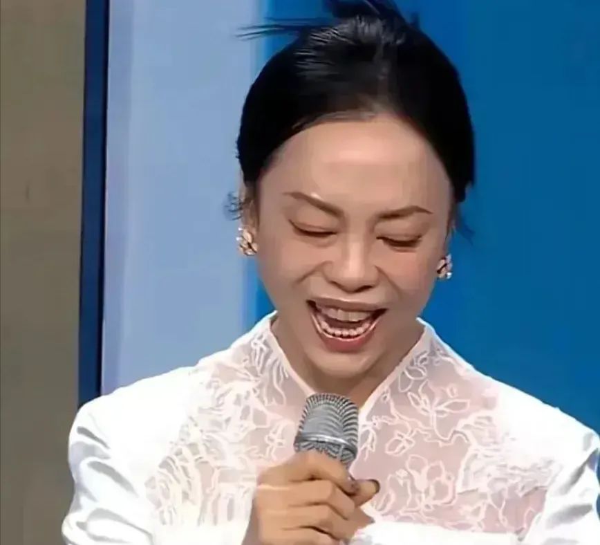 79岁李谷一罕见露面，骨瘦如柴与付笛声夫妻同框，没化妆变化好大