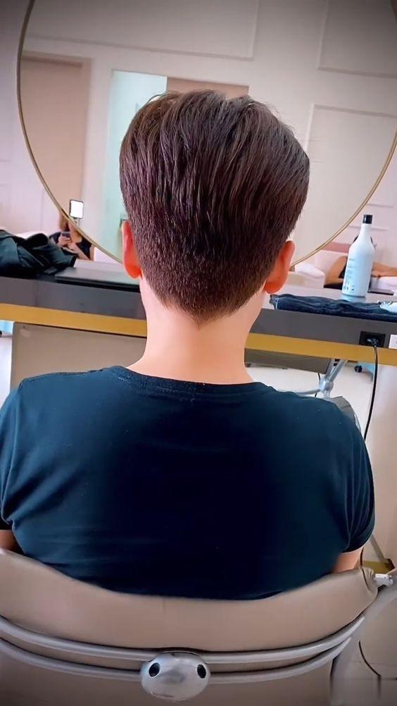 女人过了55岁,一定要试试推边短发,利落时尚显自信