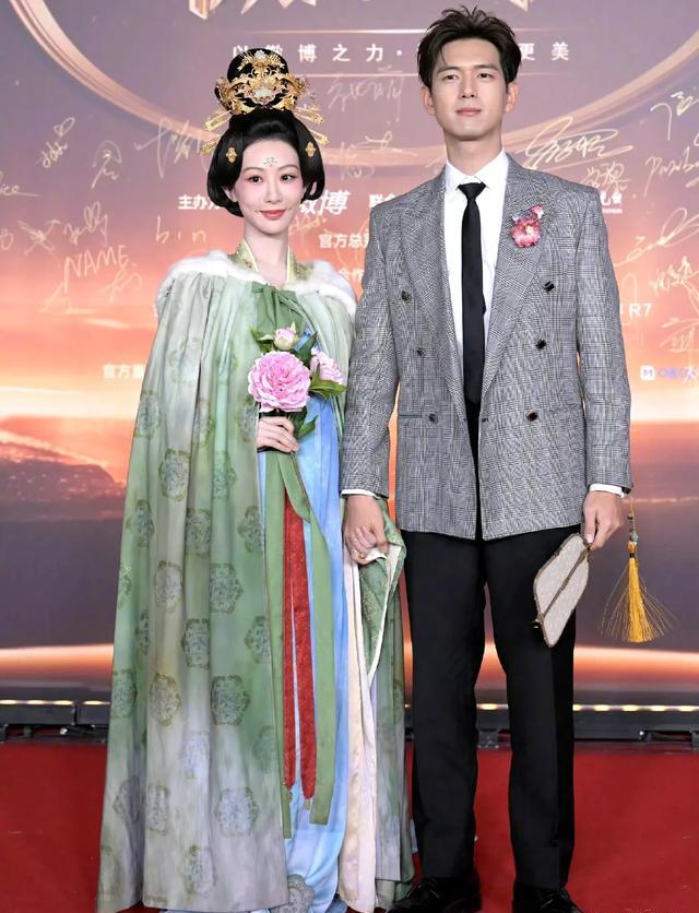 同样是扛剧花,剧播得好不好?看微博之夜杨紫和白鹿差距就知道了