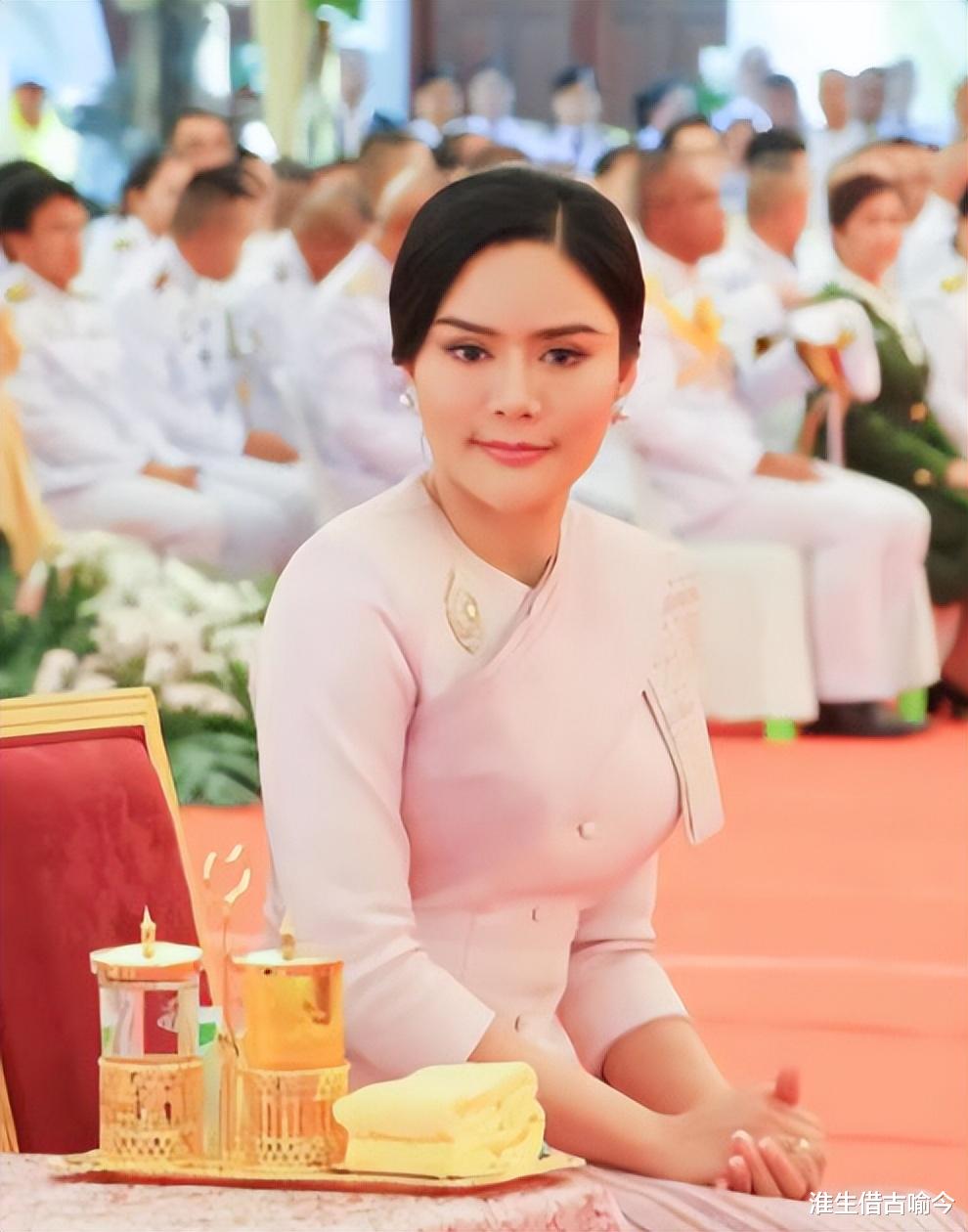 72岁泰王给玉佛换衣体力不支，苏提达全程陪伴，不惧两位后宫新人