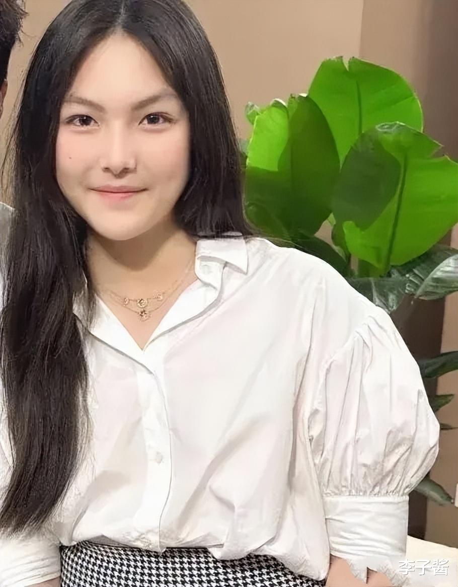 王诗龄与何炅罕见同框，身高已经赶上何老师，还和洪涛老师见面了