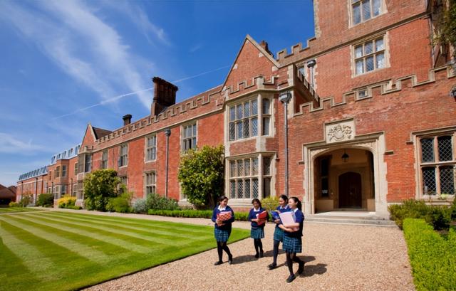 越低调越出乎意料，细看李湘的资产，才明白这才是她敢离婚的底气