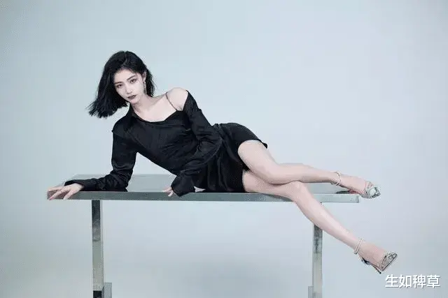 “能露则露”的她,最大程度地向大家展示着自己完美的身材!