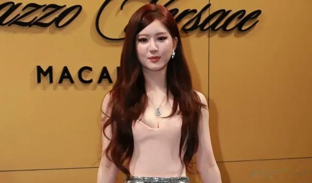 赵露思路透出镜颜值很一般,离开美图路人甲一枚,穿凉拖好邋遢!