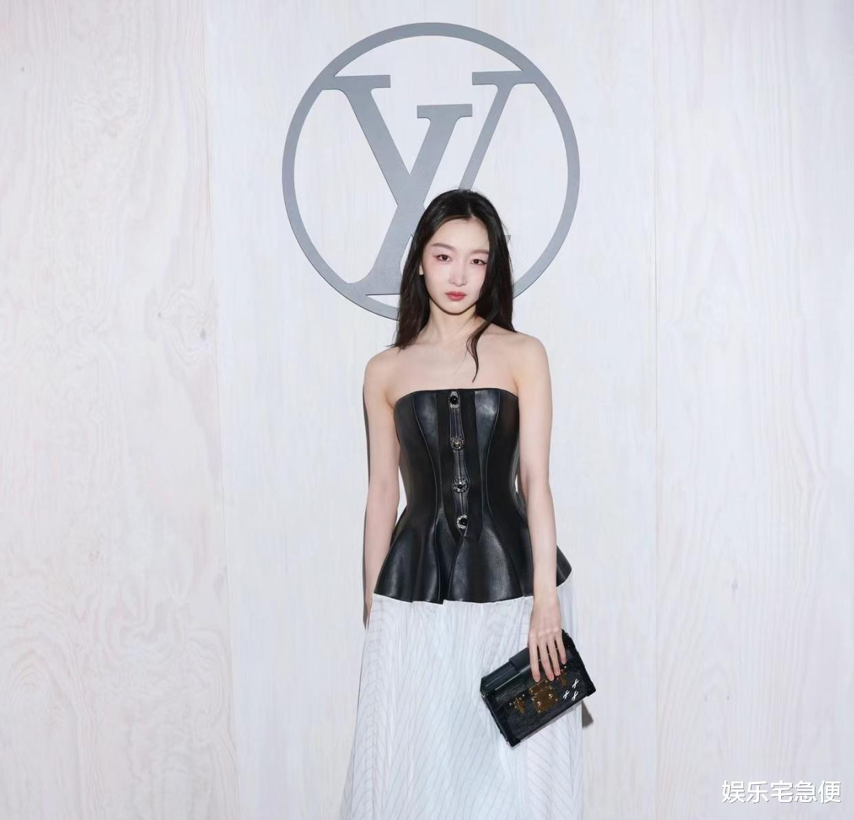 周冬雨耍大牌升级！富婆再发文，另一位VIP客户加入，都说她摆脸