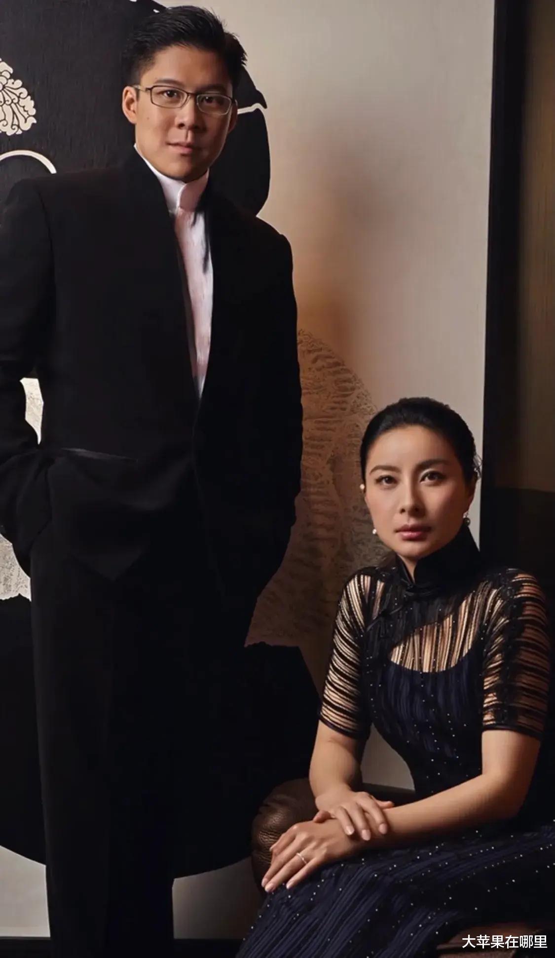 郭晶晶穿粉色旗袍美上天,霍启刚给她披披肩,他俩在演民国夫妇!