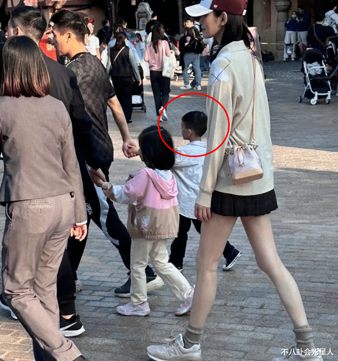 奚梦瑶4岁儿子:长得像何猷君,赌王唯一男孙,却比不上二房孙女