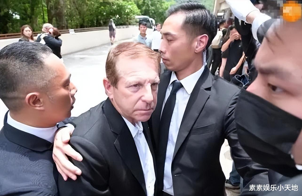 李玟新铜像揭幕现场：87岁母亲数次落泪，因过度悲伤险些摔倒