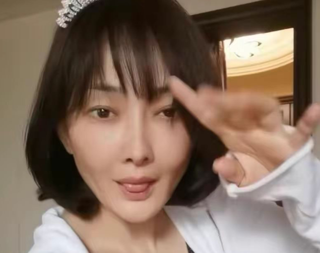 可惜了!51岁牛莉整容失败,本人在评论区给网友们道歉