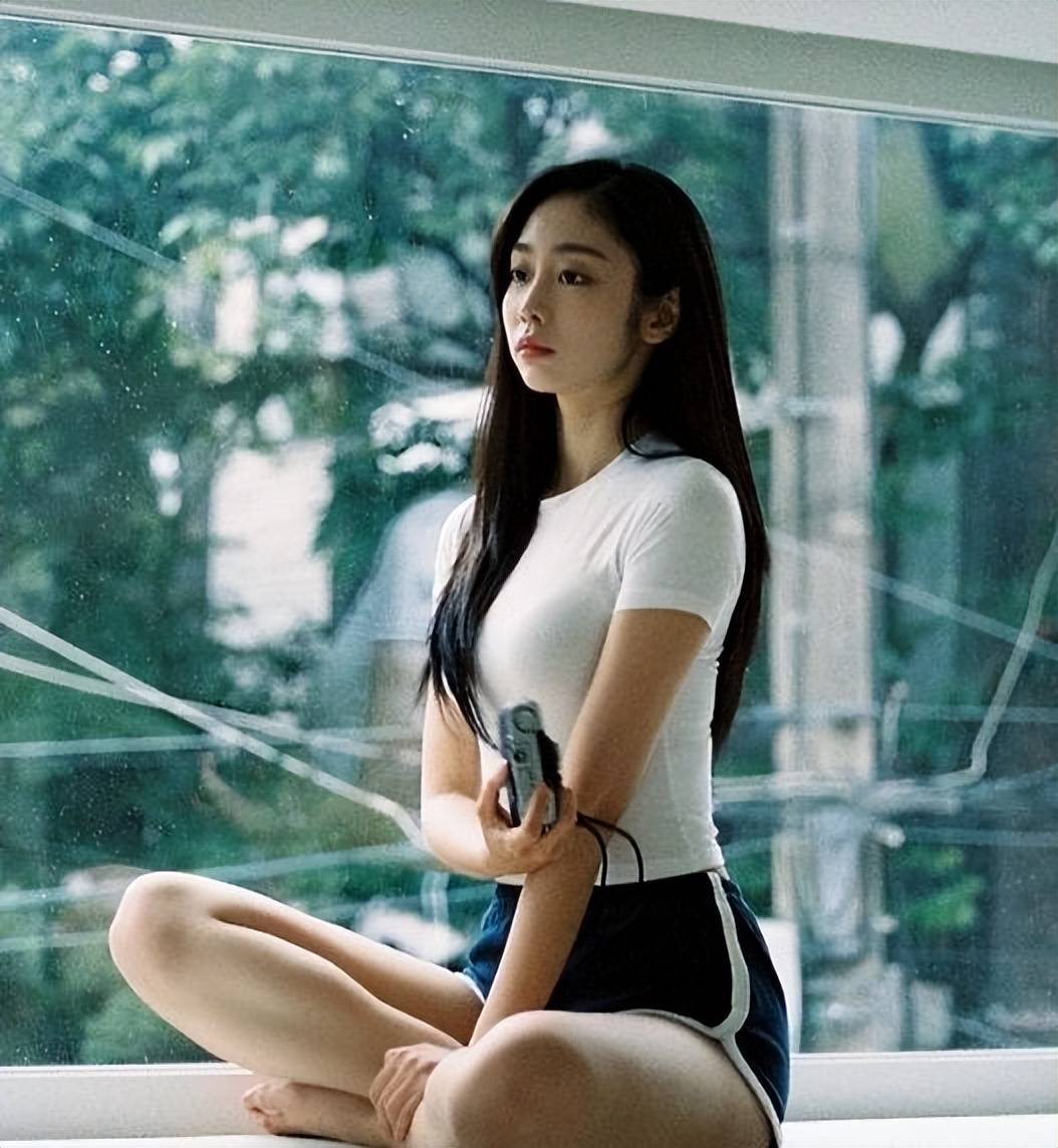 前女团成员徐智秀在工厂做女工：与其什么都不做，更喜欢在厂工作