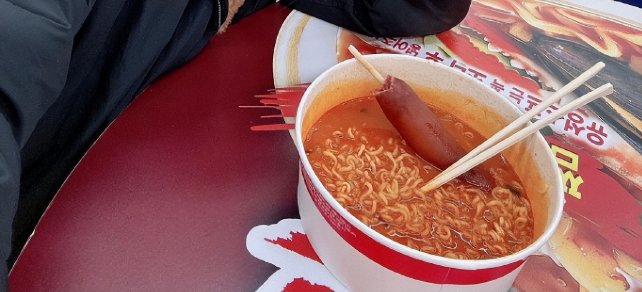 韩国泡面机好先进!台湾女星赴韩吃泡面 狂捧大韩科技太发达