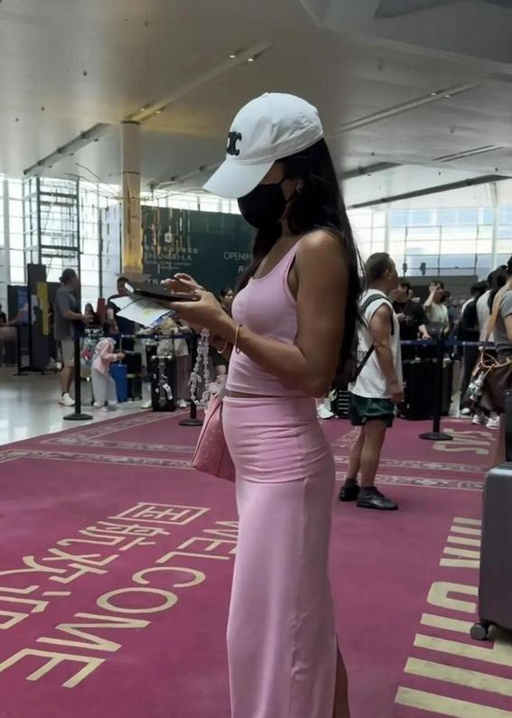 吉克隽逸机场生图被疯传,看了无痕衣下的小腹,网友炸锅了