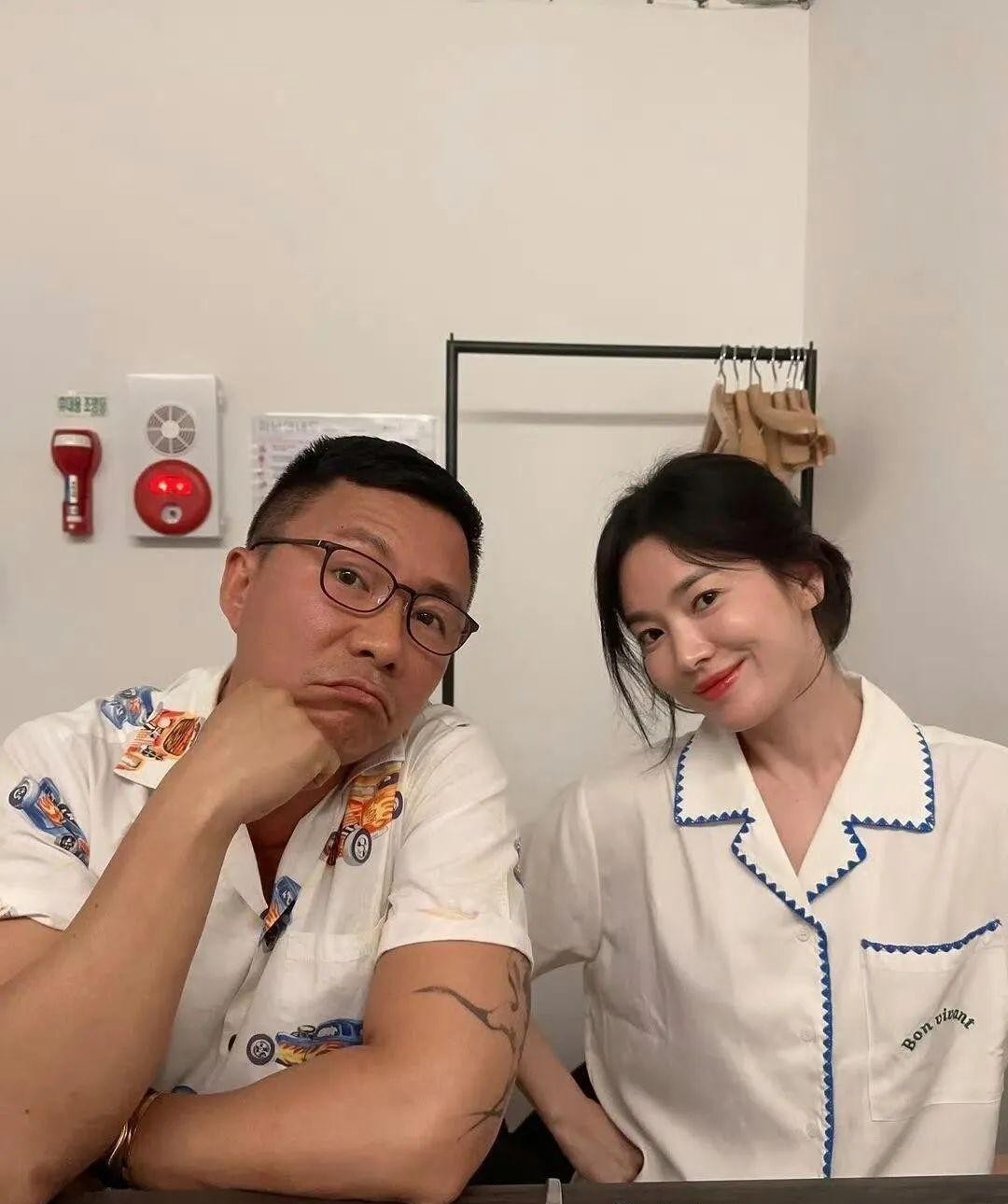 宋慧乔离婚后与男闺蜜久违合体,穿睡衣半素颜出镜,真蓝颜知己!