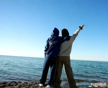 37岁赵丽颖与小7岁妹妹合影，妹妹五官精致穿搭时髦，一家子都是高颜值