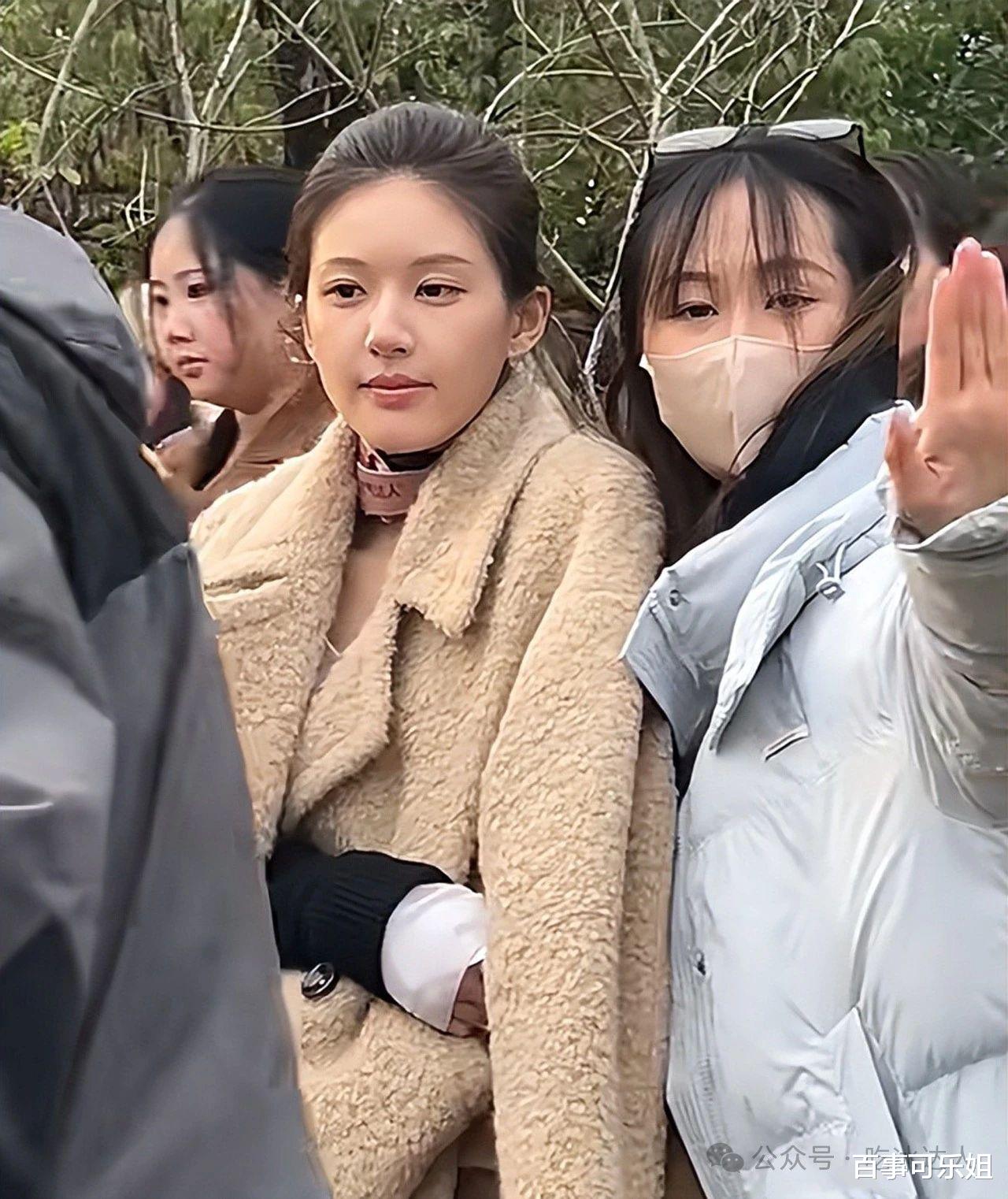 赵露思出院后被偶遇做美甲，疑似减肥过度，近照消瘦，新剧传出疑似停拍消息。