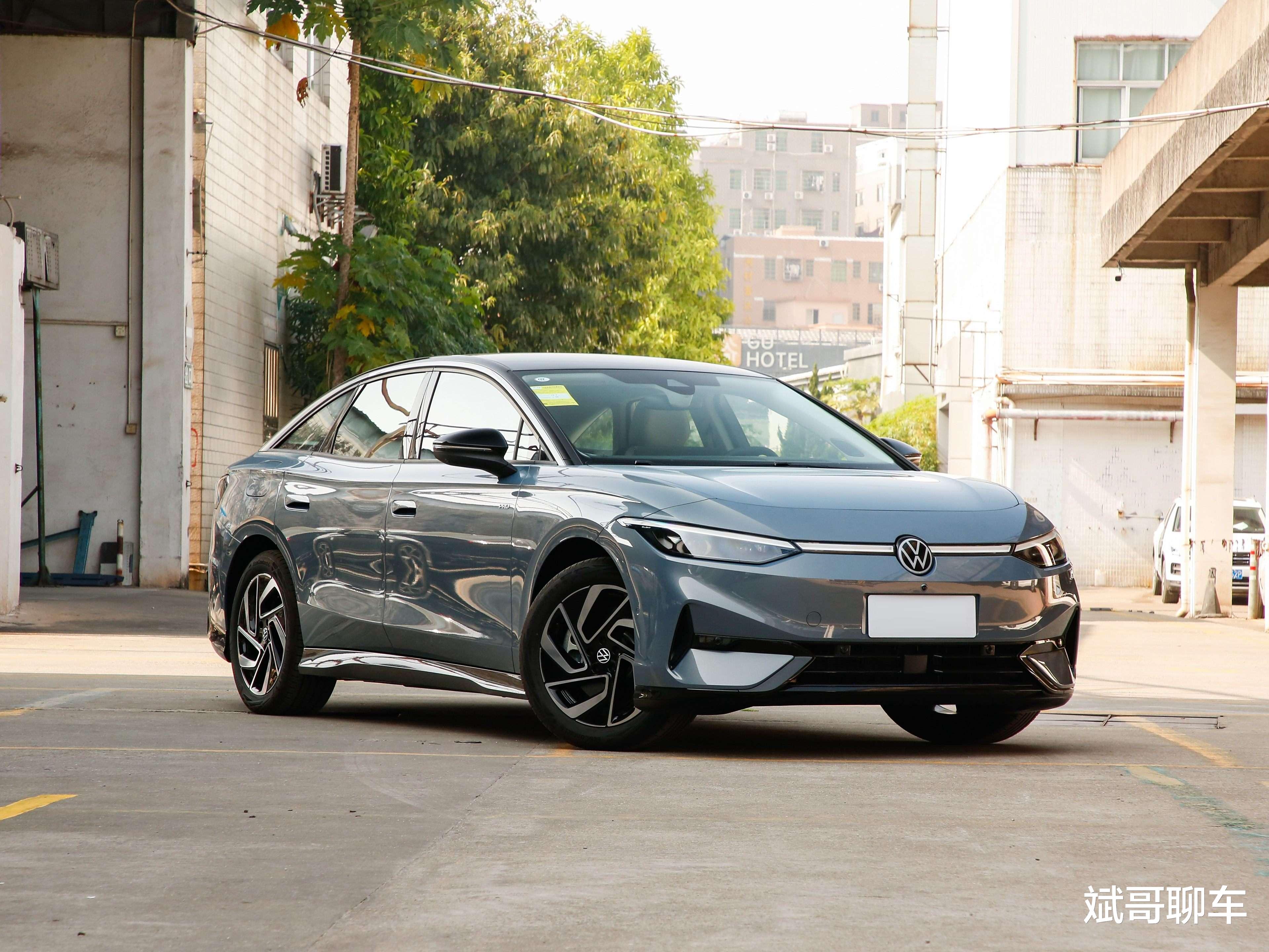 23万降至17万！比特斯拉model Y漂亮，续航642km，还买啥小鹏