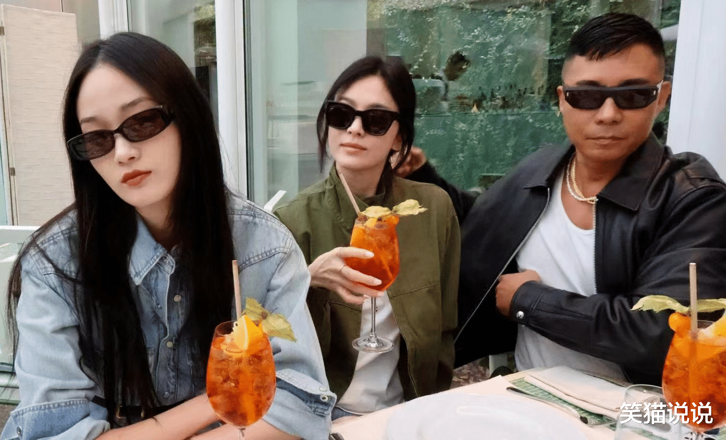 宋慧乔与好友相聚,夹克衫牛仔裤好休闲,下蹲拍照好可爱!