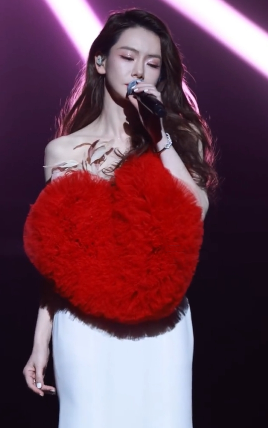 古力娜扎的腿,戚薇的肩,李一桐深V,女星们的性感,终于不藏了