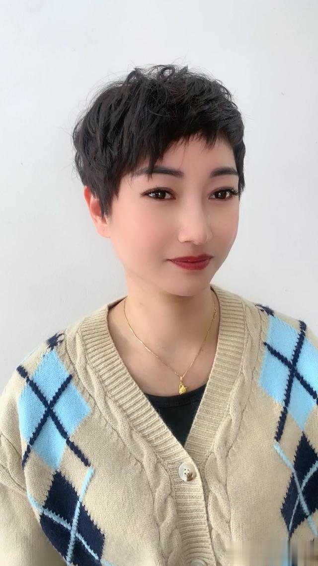 女士短发别乱来，锯齿刘海展个性，别样魅力别错过