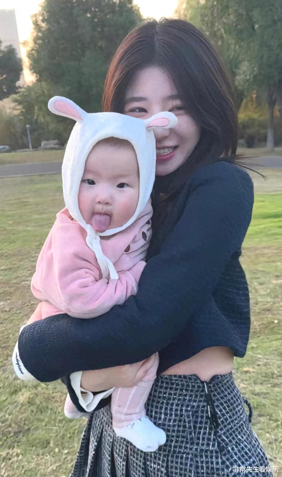 黄一鸣父亲节晒女儿,回应长得像爷爷,王思聪再次否认,新女友仅21岁