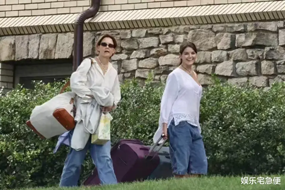 小S送女儿去美国上学,穿十年前旧衣很节俭,许雅钧帮忙挑热水壶