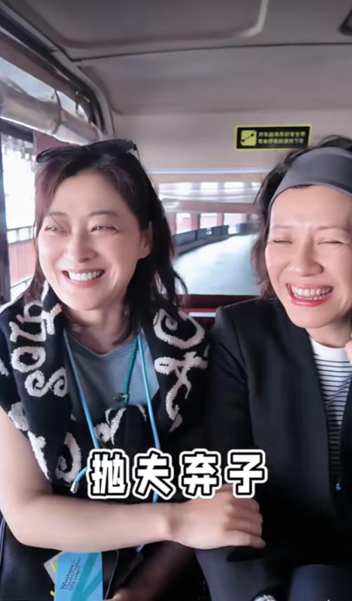 梅婷与刘琳同游乌镇，用塑料袋装茶叶惹刘琳嫌弃，偷翻白眼反差萌