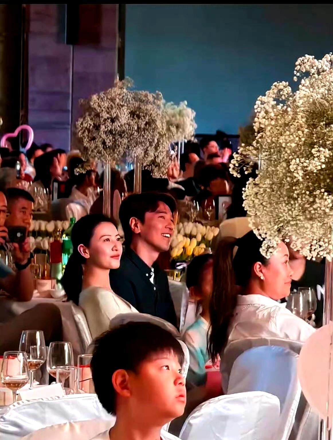 高圆圆赵又廷参加好友婚礼,相视而笑画风超甜,结婚10年却恩爱如初